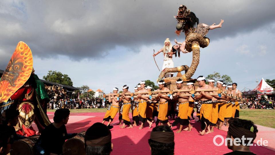 Die kunstvoll gestalteten Skulpturen, Ogoh-Ogoh genannt, stehen für böse Geister – und werden in einem symbolischen Akt der Reinigung verbrannt. Bild: Firdia Lisnawati/AP/dpa