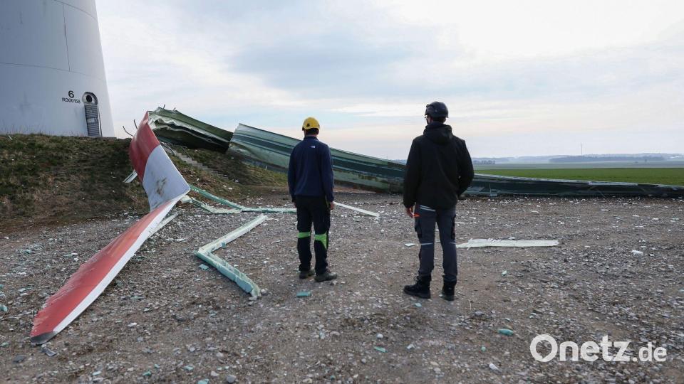 Mitarbeiter besichtigen das von einem Windrad abgebrochene Rotorblatt. Bild: Daniel Löb/dpa