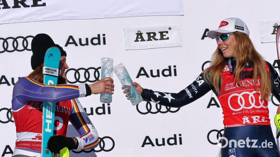 Wer gratuliert wem beim Weltcup-Finale? Emma Aicher (links) und Mikaela Shiffrin stehen vor einem großen Showdown. (Archivbild) Bild: Marco Trovati/AP/dpa