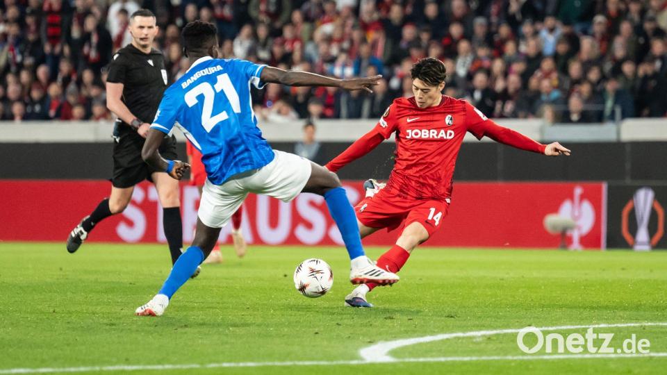 Der SC Freiburg machte Mitte der ersten Halbzeit viel Druck - wie hier Suzuki (r). Bild: Silas Stein/dpa