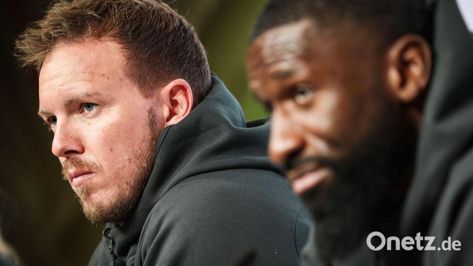 Julian Nagelsmann (l.) schätzt das Engagement von Antonio Rüdiger für die Nationalmannschaft. (Archivbild) Bild: Christian Charisius/dpa