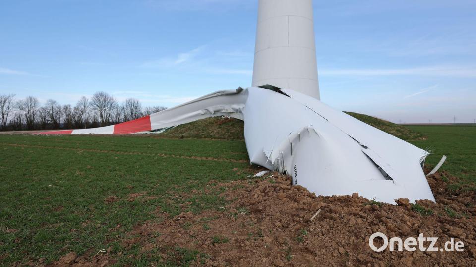 Ein havariertes Rotorblatt bei Berching in der Oberpfalz. Bild: Daniel Löb/dpa