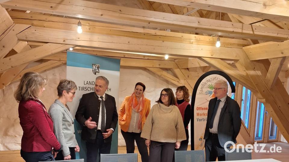 Vertragsunterzeichnung für den neuen Familienstützpunkt: Die Verantwortlichen im Gespräch Bild: Fabian Polster/Landratsamt Tirschenreuth