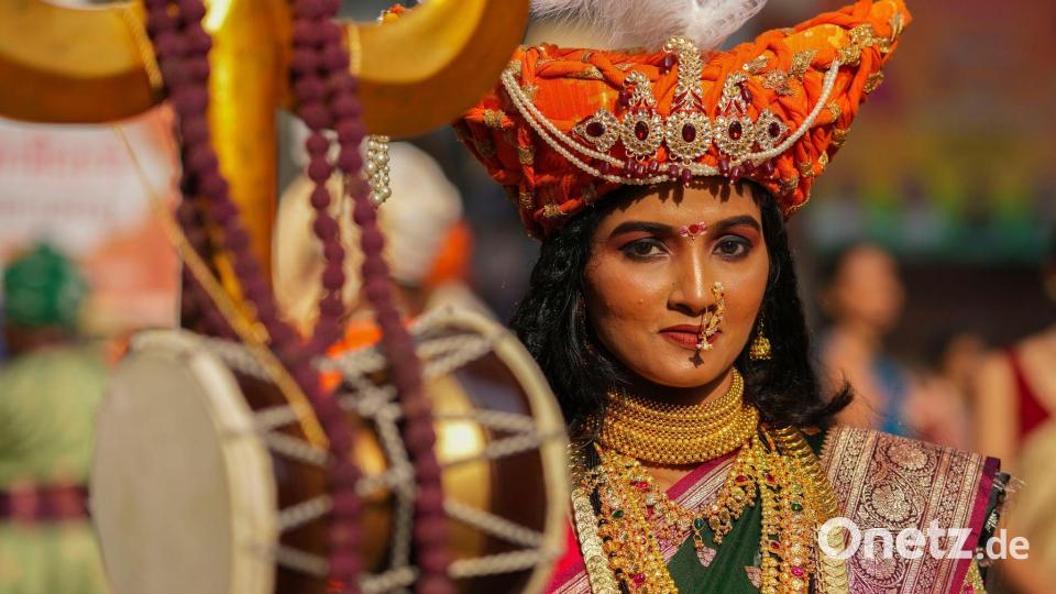 Frau in traditioneller Tracht feiert Gudi Padwa bei farbenfroher Prozession in Mumbai Bild: Rafiq Maqbool/AP/dpa