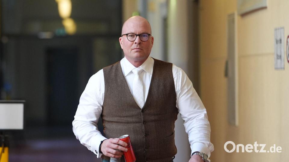 Sascha Böttner, Verteidiger eines angeklagten Israelis, auf dem Weg in den Gerichtssaal. Bild: Marcus Brandt/dpa