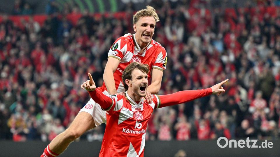 Stefan Posch (unten) sorgte für das umjubelte 1:0 für Mainz. Bild: Torsten Silz/dpa