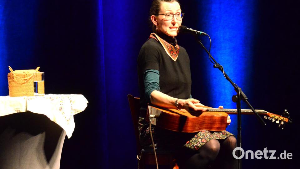 Martina Schwarzmann in der ausverkauften Max-Reger-Halle. Bild: Kunz