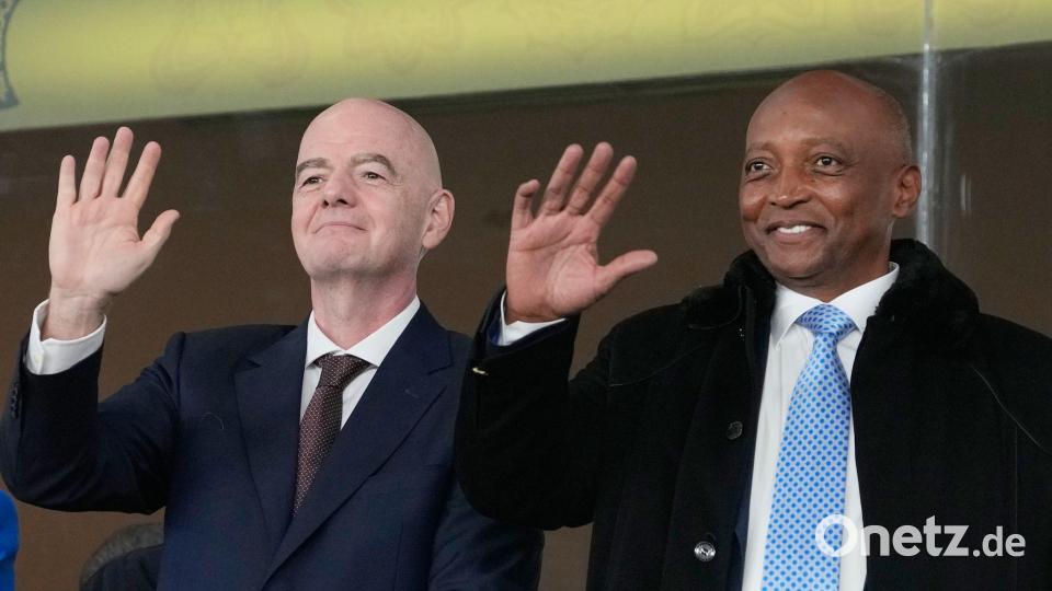 Patrice Motsepe (r) mit FIFA-Präsident Gianni Infantino. (Archivbild) Bild: Themba Hadebe/AP/dpa