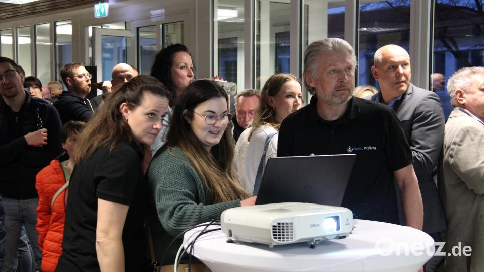 Der amtierende Bürgermeister Lothar Müller (rechts) und die Wahlleiterin Franziska Ackermann (links) verfolgen gespannt im Foyer des Kultursaals die Ergebnisse der Wahl des Bürgermeisters oder der Bürgermeisterin. Bild: prh