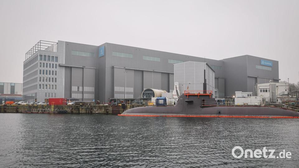 Ein U-Boot vor der Kieler Werft von TKMS. Bild: Christian Charisius/dpa
