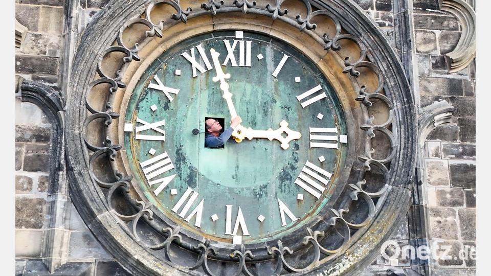 Bald kommt die Sommerzeit: Am Dom in Magdeburg werden die Zeiger der westlichen Turmuhr schon mal kontrolliert. Bild: Peter Gercke/dpa