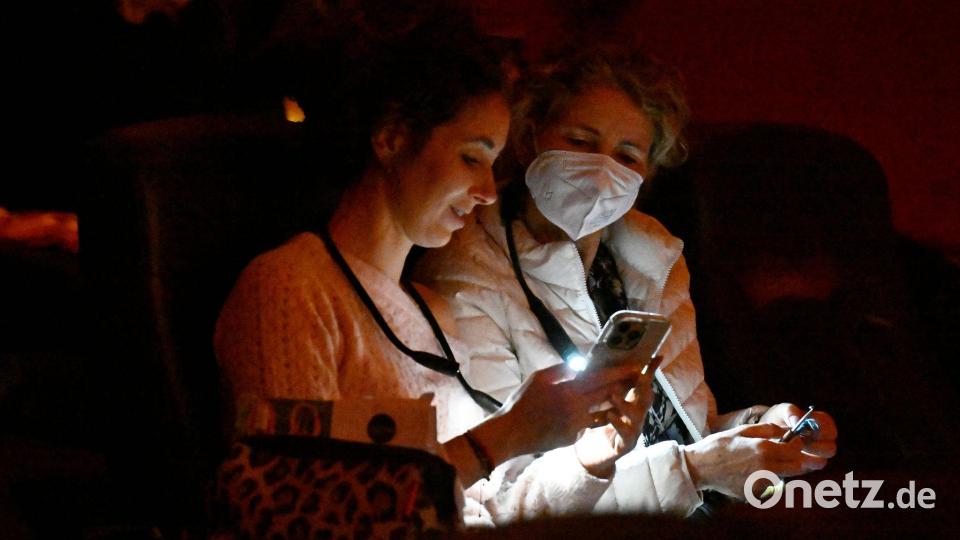 Handylicht, Stirnlampe oder Leselämpchen kommen zum Einsatz. Bild: Roberto Pfeil/dpa