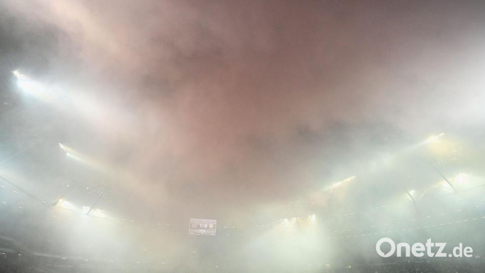 Spielunterbrechung in Hannover: Dichter Rauch liegt über dem Spielfeld. Bild: Swen Pförtner/dpa