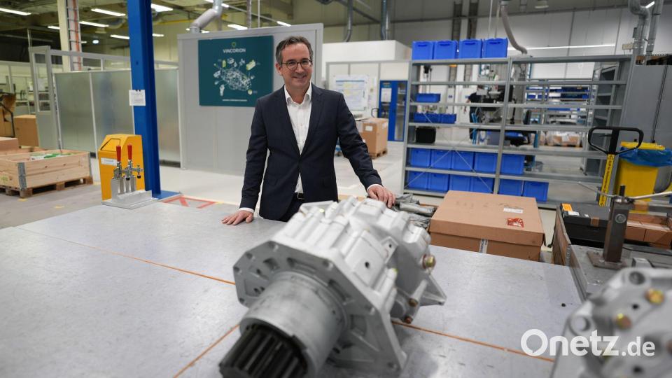 Vincorion-Chef Kajetan von Mentzingen in einer Produktionshalle seines Unternehmens. (Archivbild) Bild: Marcus Brandt/dpa