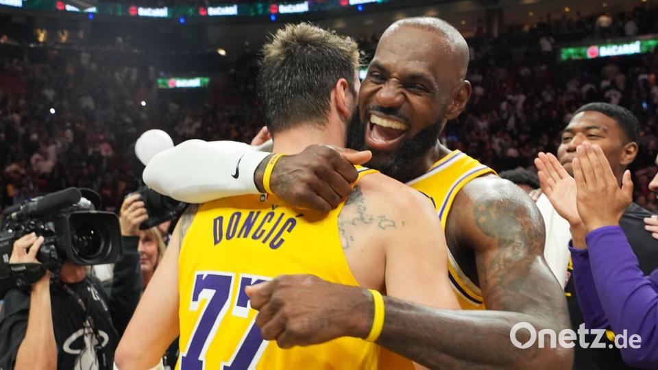 Die NBA-Stars Luka Doncic (l) und LeBron James von den Los Angeles Lakers umarmen sich nach ihrem Sieg gegen die Miami Heat. Bild: Lynne Sladky/AP/dpa