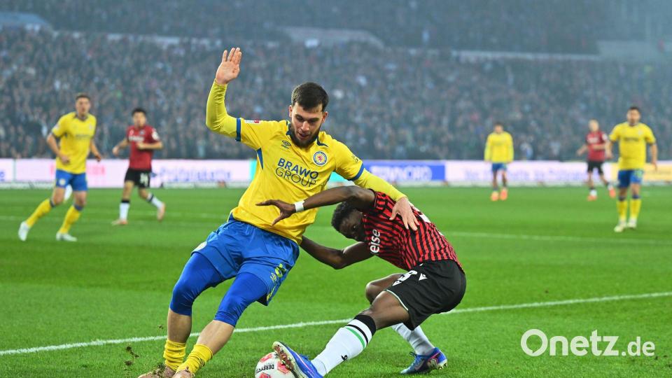 Braunschweigs Mehmet Aydin und William Kokolo von Hannover 96 im Zweikampf. Bild: Swen Pförtner/dpa