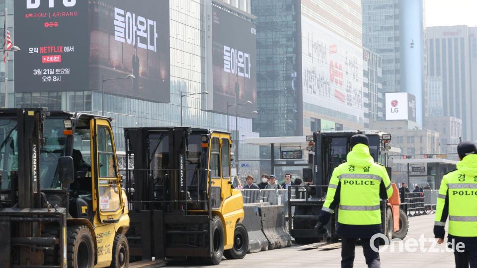 In der Seouler Innenstadt kleben auf etlichen Hochhäusern riesige Werbeplakate für das BTS-Comeback. Bild: -/YNA/dpa
