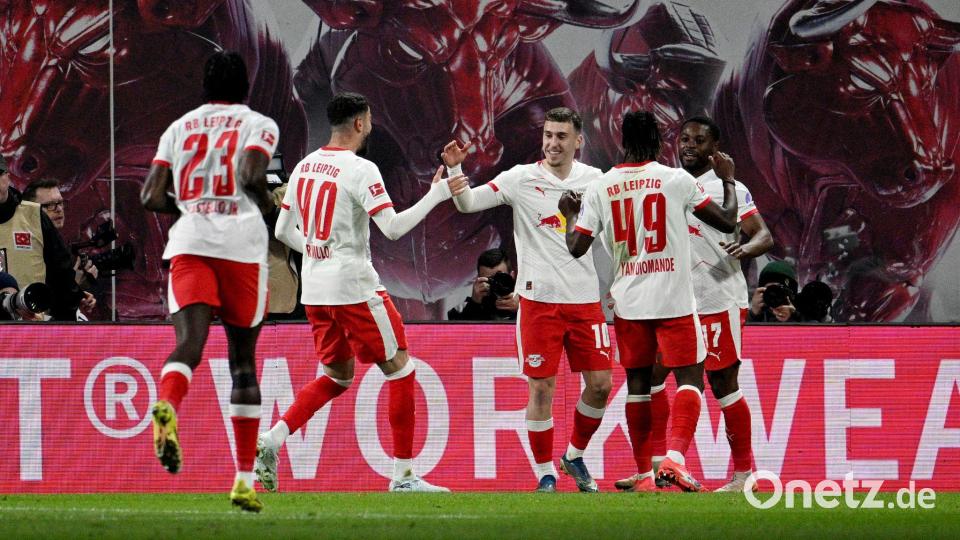 Die Leipziger Spieler freuen sich mit Torschütze Gruda (m.). Bild: Julius Frick/dpa