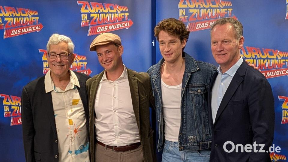 Produzent Bob Gale (l-r) mit den deutschen Darstellern Jan Kersjes (Doc Brown) und Raphael Groß (McFly) und Produzent Colin Ingram. Bild: Philip Dethlefs/dpa