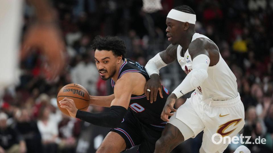 Schröder (rechts) sicherte den Sieg gegen Chicago mit späten Freiwürfen. Bild: Erin Hooley/AP/dpa