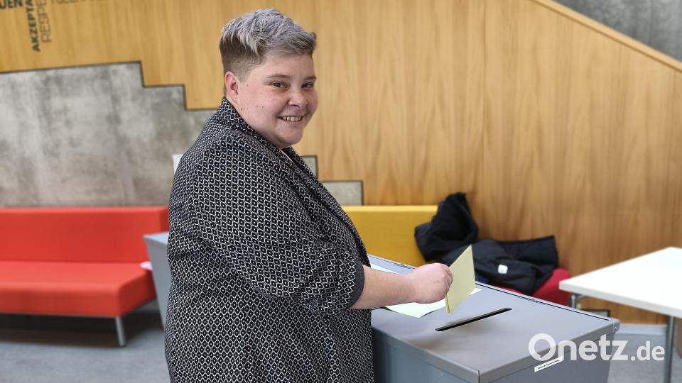 Zur Urne geht FW-Bürgermeisterkandidatin Bettina Krapfl am Sonntag im Wahllokal in der Plößberger Grundschule. Bild: Bettina Krapfl