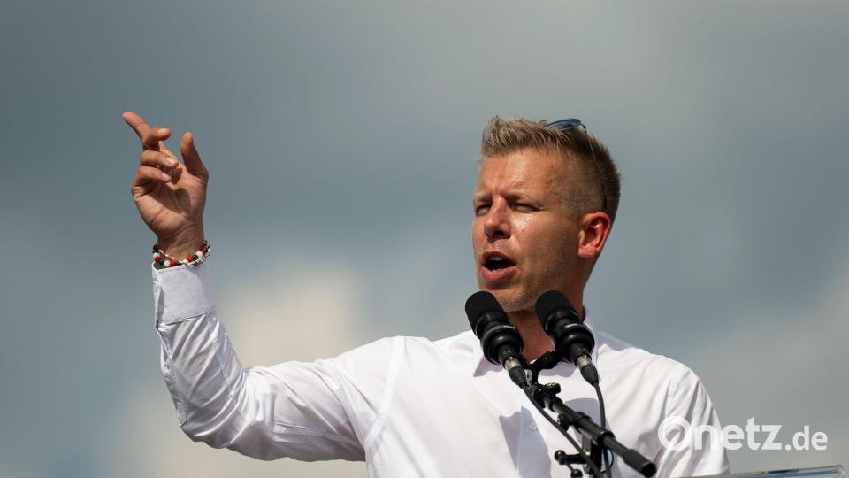 Auf diesen Mann setzen viele Gegner von Orban in Brüssel: Peter Magyar ist der wichtigste Herausforderer bei der Parlamentswahl am 12. April. (Archivbild) Bild: Denes Erdos/AP/dpa