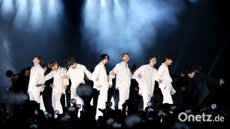 Bald wird die südkoreanische Boyband BTS wieder auf der großen Bühne stehen - wie hier 2019 im King Fahd International Stadion in Saudi-Arabien. Archivbild: -/YNA/dpa