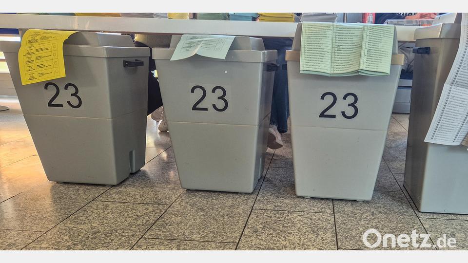 Urnen stehen in den Wahllokalen – hier im Schwandorfer Stadtteil Klardorf – bereit. Bild: Hösamer