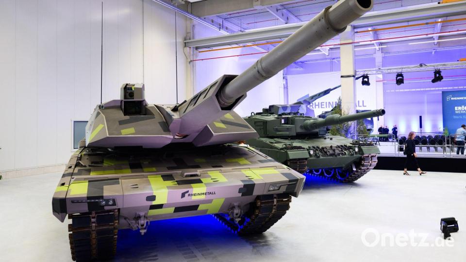 Der Panther-Kampfpanzer von Rheinmetall (links) steht neben anderen Panzern und Haubitzen des Rüstungskonzerns bei einer Vorführung in Unterlüß. Bild: Julian Stratenschulte/dpa