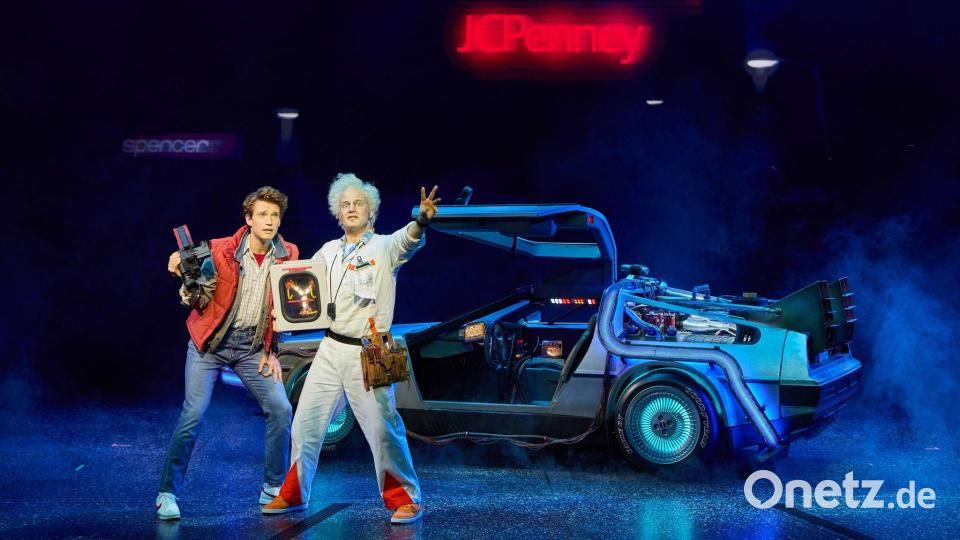 Der berühmte DeLorean, der zur Zeitmaschine umgebaut wurde, darf in der Musicalversion von „Zurück in die Zukunft“ natürlich nicht fehlen. Bild: Georg Wendt/dpa
