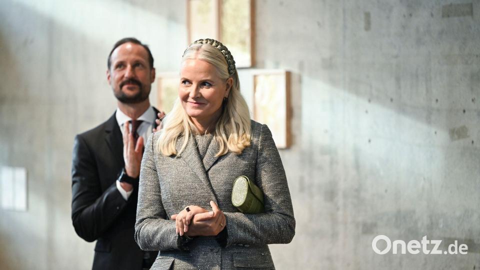 In einem gemeinsamen Fernsehinterview brechen Kronprinzessin Mette-Marit (r) und Kronprinz Haakon (l) ihr Schweigen. Bild: Jens Kalaene/dpa