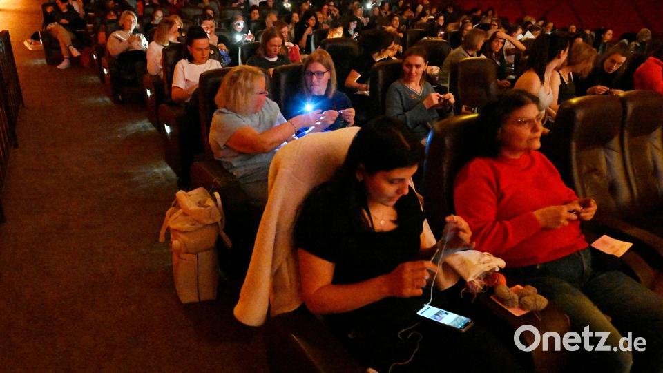 Die 260 Plätze im Kino sind alle belegt - fast ausnahmslos sind Frauen gekommen. Bild: Roberto Pfeil/dpa