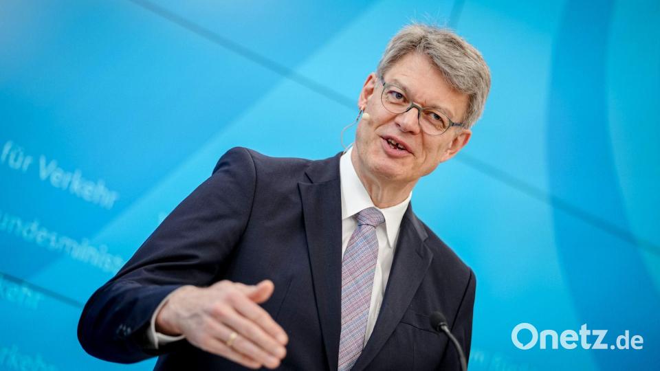 Minister Schnieder: Fast zwei Dutzend Maßnahmen für einen pünktlicheren Bahnverkehr. Bild: Kay Nietfeld/dpa