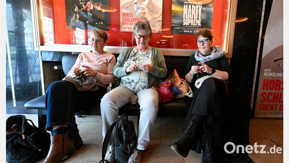 Welcher Film gezeigt wird, erfahren die Besucherinnen bei dem Kölner Event erst kurz vorher als Überraschung. Bild: Roberto Pfeil/dpa