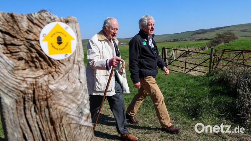 Gekleidet in Anzug und braunen Schuhen, wanderte der König gut zwei Kilometer an der Küste entlang. Bild: Chris Jackson/PA Wire/dpa
