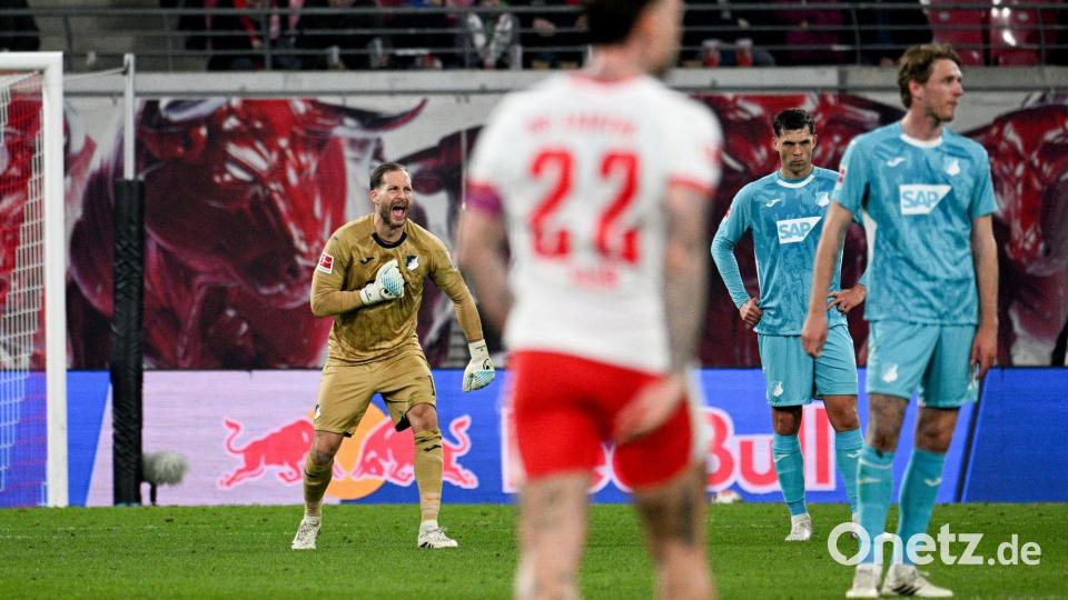 TSG-Torwart Oliver Baumann (l.) versucht seine Teamkollegen nach einem Gegentreffer verbal wachzurütteln. Bild: Julius Frick/dpa