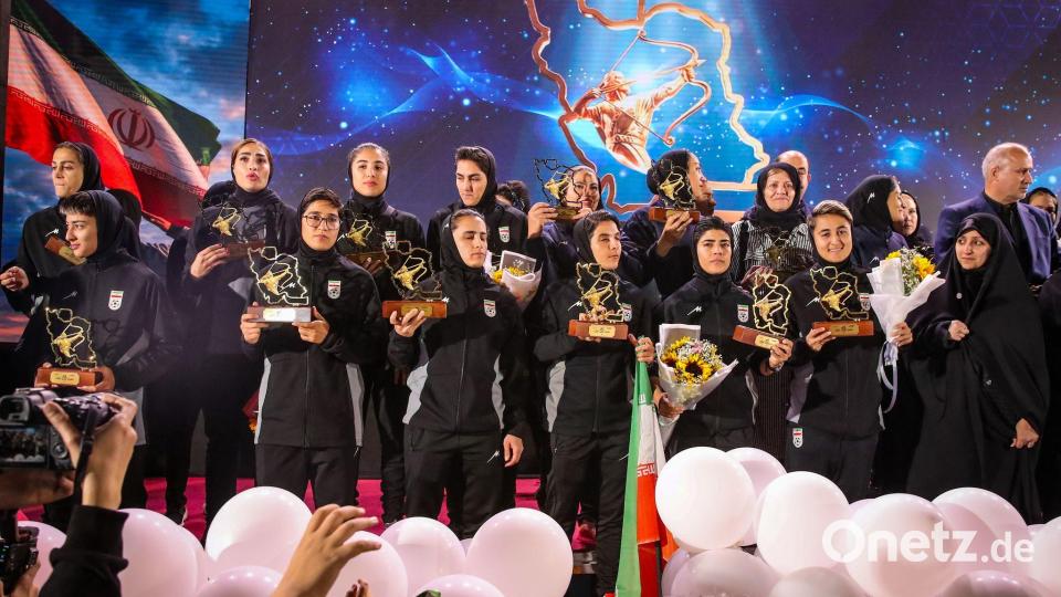 Spielerinnen der iranischen Fußball-Nationalmannschaft stehen auf einer Bühne in Teheran, während einer Empfangszeremonie nach ihrer Teilnahme am AFC Women's Asian Cup in Australien. Bild: Saeid Zareian/dpa
