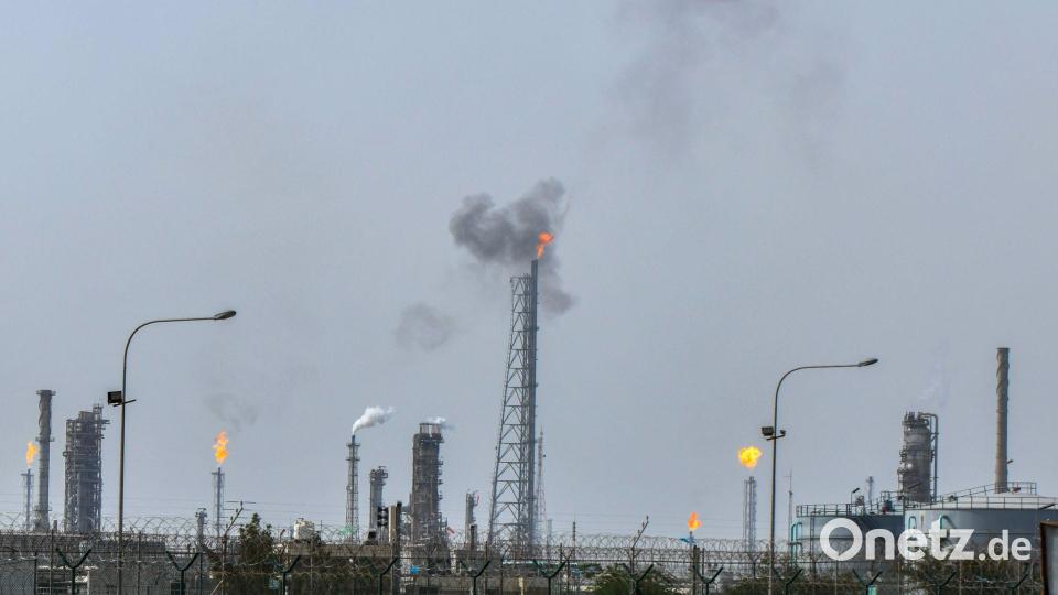 Teile der Mina Al-Ahmadi Ölraffinerie in Kuweit sind nach Drohnenangriffen abgeschaltet worden. Bild: Uncredited/AP/dpa