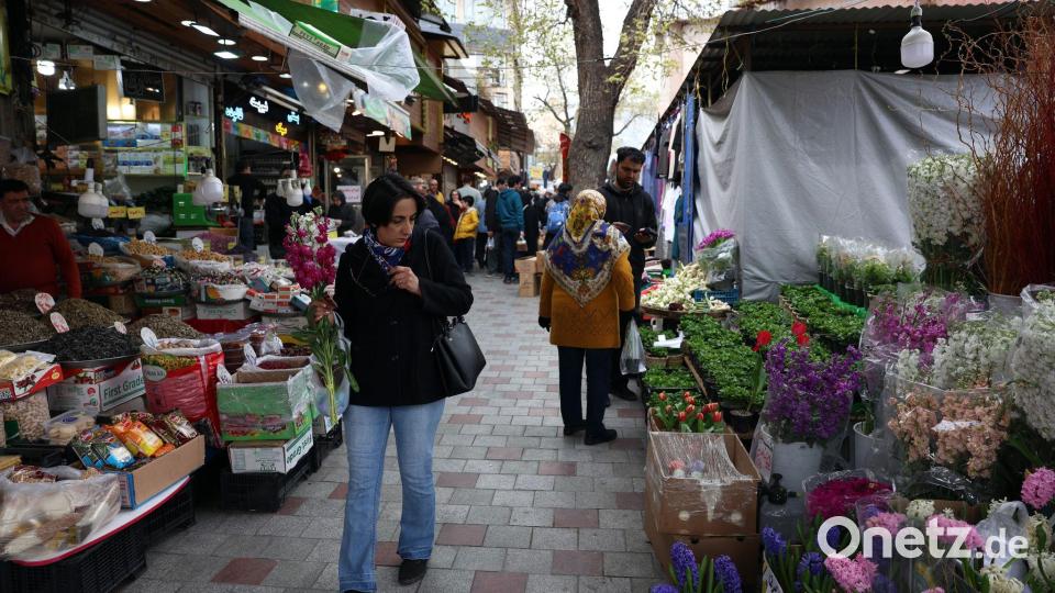 Menschen in Teheran erledigen ihre Einkäufe vor dem persischen Neujahrsfest Norus im Schatten des Krieges. Bild: --/dpa