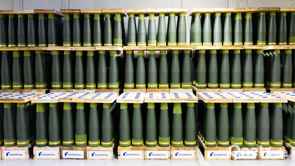 155-Millimeter-Granaten in einem Rheinmetall-Werk. Bild: Julian Stratenschulte/dpa