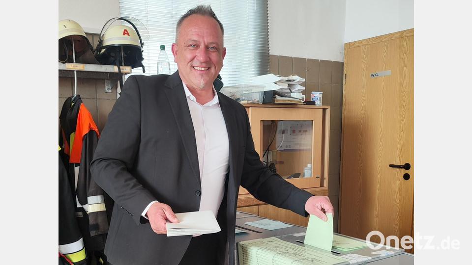 In seinem Heimatort Wildenau gab Bürgermeisterkandidat Marcus Fritsch (WgBfB) seine Stimme ab. Bild: Marcus Fritsch