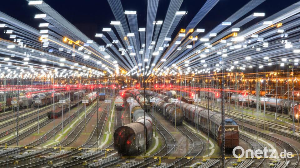 Auch Warenlieferungen leiden unter unpünktlichen Zügen. (Archivbild) Bild: Hendrik Schmidt/dpa