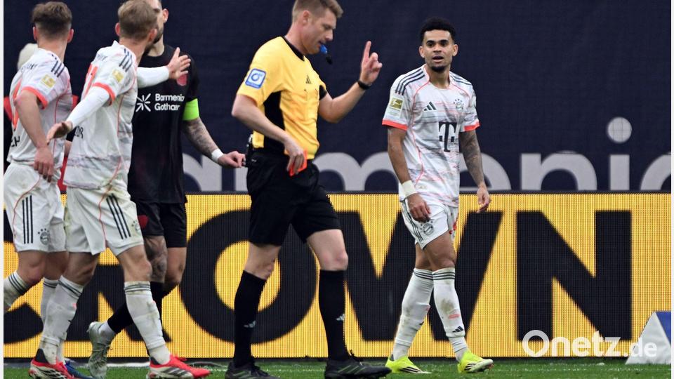 Das größte Bayern-Ärgern in Leverkusen war die Gelb-Rote Karte von Schiedsrichter Christian Dingert für Luis Díaz (r). (Archivbild) Bild: Federico Gambarini/dpa