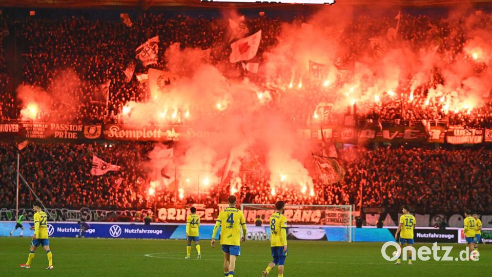 Pyrotechnik im Fanblock von Hannover 96 beim Derby gegen Eintracht Braunschweig. Bild: Swen Pförtner/dpa
