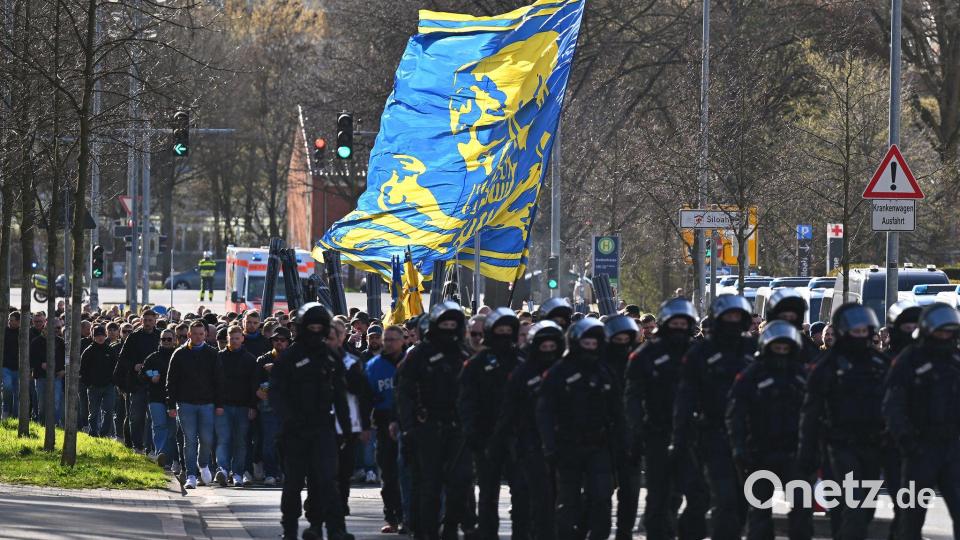 Polizeieinsatz vor dem Fußball-Derby zwischen Hannover 96 und Eintracht Braunschweig. Bild: dpa