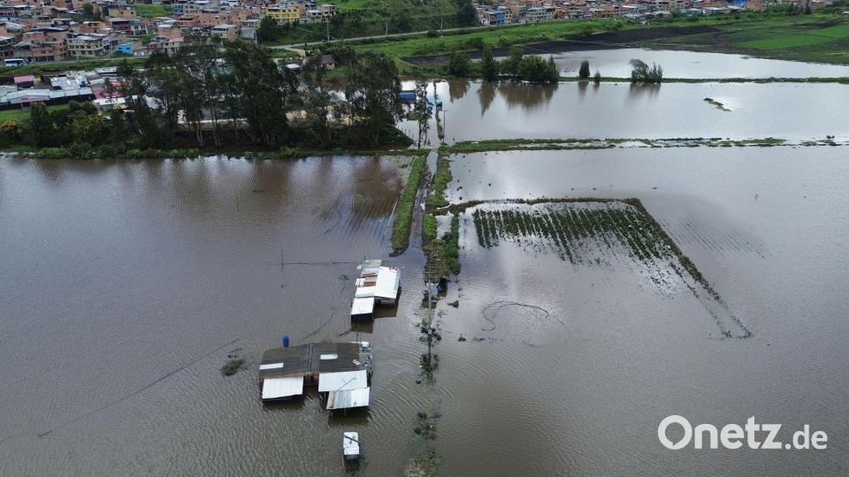 Eine Farm ist überflutet, nachdem der Botello-Fluss in Kolumbien aufgrund starker Regenfälle über die Ufer getreten ist. Bild: Fernando Vergara/AP/dpa