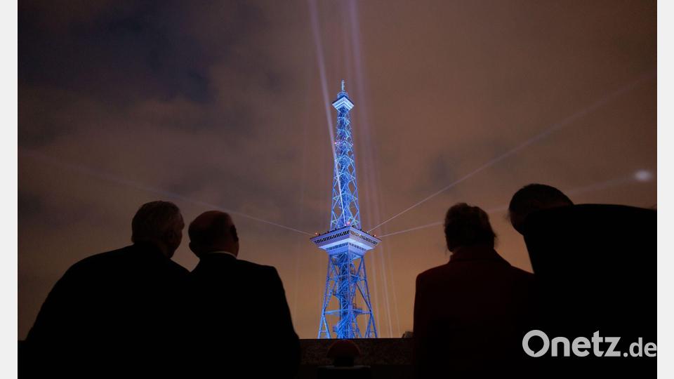 Zum 100-jährigen Jubiläum macht der Funkturm in Berlin einfach mal blau. Bild: Carsten Koall/dpa