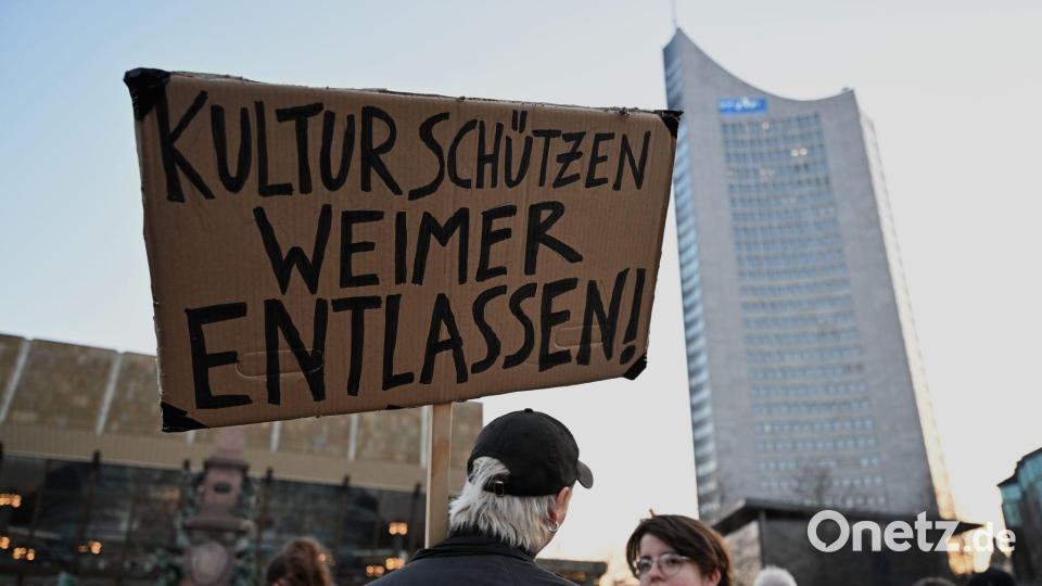 Einige Hundert Menschen gingen diese Woche in Leipzig gegen Wolfram Weimer auf die Straße. (Archivbild) Bild: Hendrik Schmidt/dpa