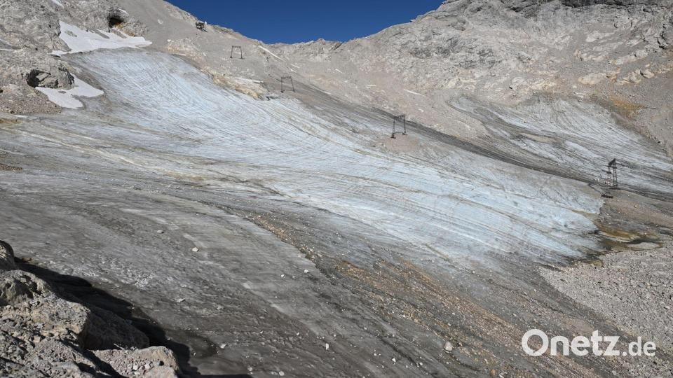 Im Sommer zeigt sich: Vom Nördlichen Schneeferner ist nur ein karger Rest übrig. (Archivbild) Bild: Angelika Warmuth/dpa