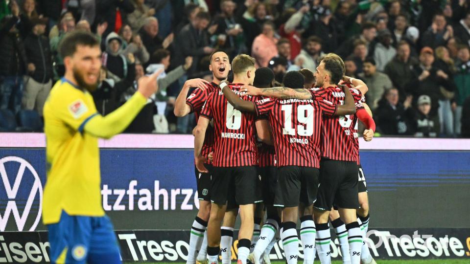 Hannover jubelt im Derby. Bild: Swen Pförtner/dpa